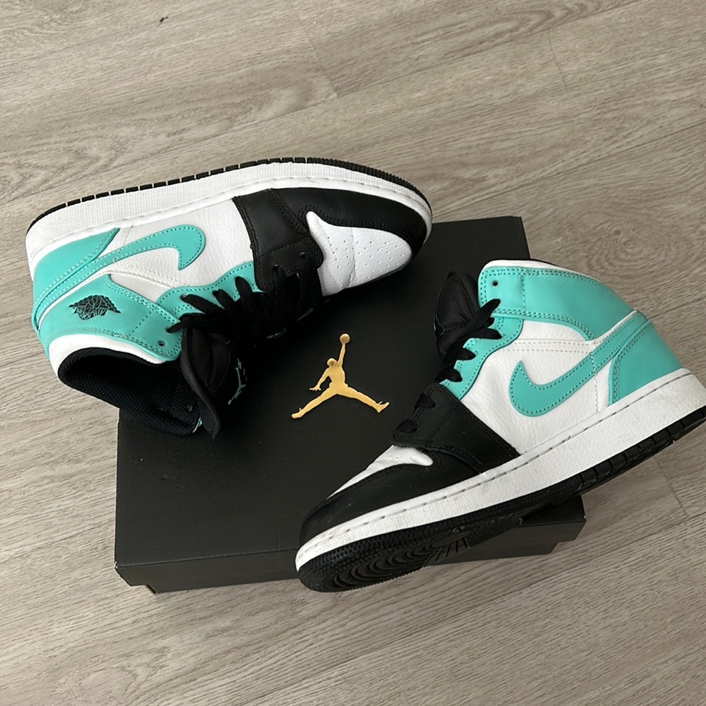 Air Jordan 1 Mid Tropical Twist Black